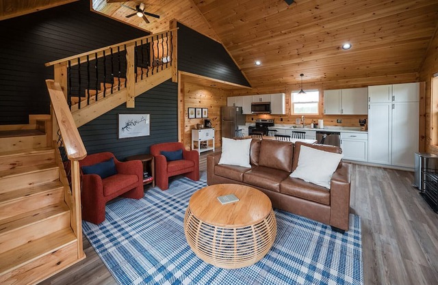 HOT TUB~Dog Friendly Cabin~Fishing~River boat ramp~20 Min to Lake Cumberland