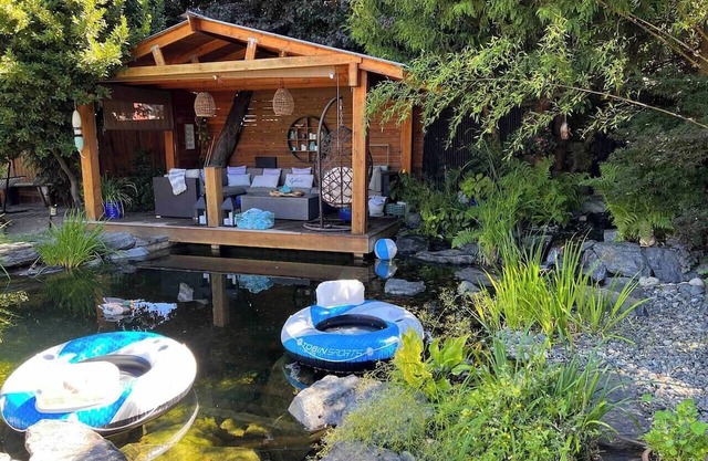Family Oasis w/Resort Facilities - swim pond, hot tub, deck, dock, ping-pong.