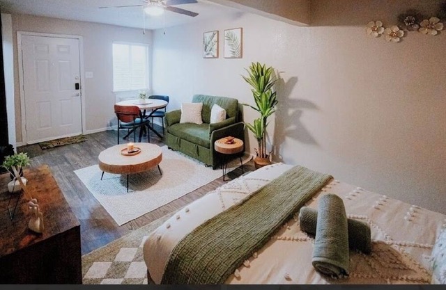 Modern Studio Retreat Near DT Austin!