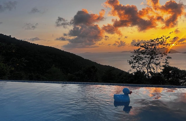 Zafira Luxe 4-Bedroom Villa with Infinity Pool, Sauna, Steam & Amazing Sunsets