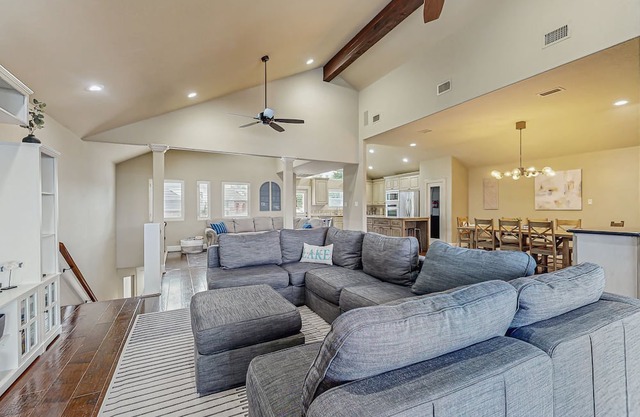 Spacious lake house with kitchen, patio with great view on the water & boat slip