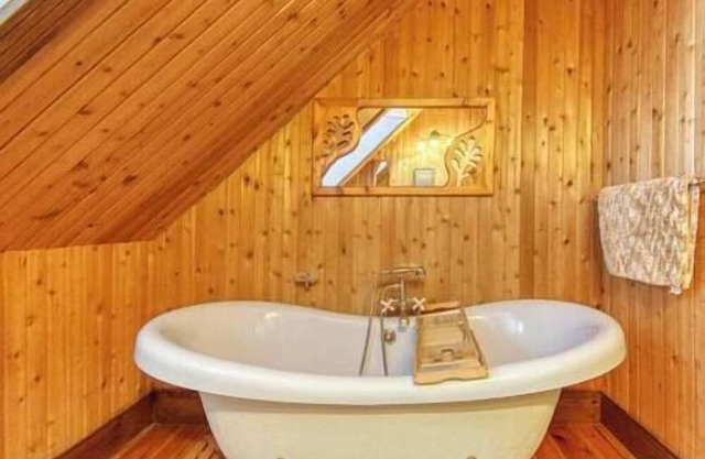 Le Bûcheron: Rustic Chalet + Private Spa & Lake