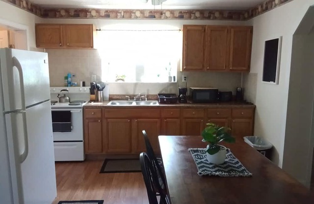 Charming 3-bedroom house in Scarbro with WiFi