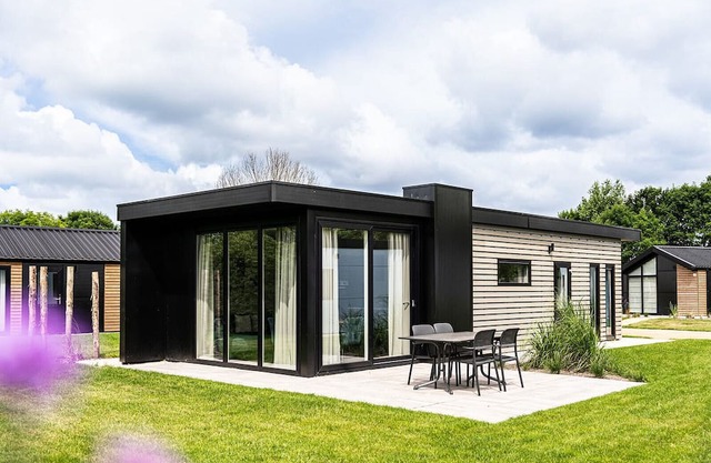 Modern Lakeside Chalet, 2BR , Garden Views , Peaceful Escape