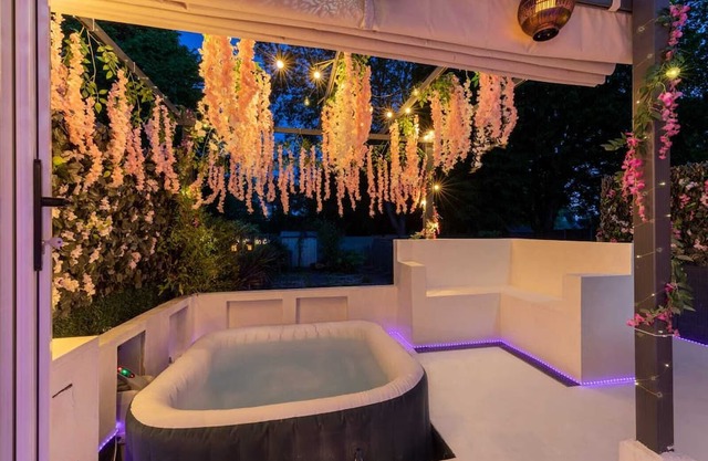 Modern 3-Bed House with Hot Tub and Parking for Two Cars