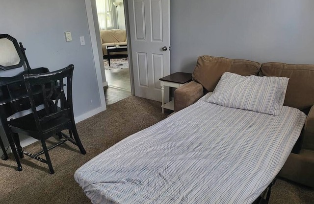 Pet Friendly apt Near WEC and Roberts Center