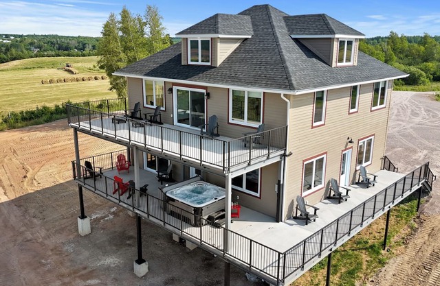 Country Living Large 6 bedroom Home, newly renovated. 5 bathrooms, Amazing View.