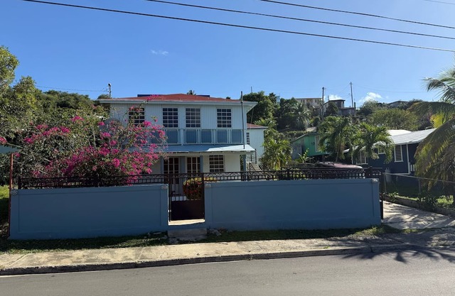 Cozy 3-Bedroom Apartment in Culebra – Sleeps 6, Steps from Adventure!