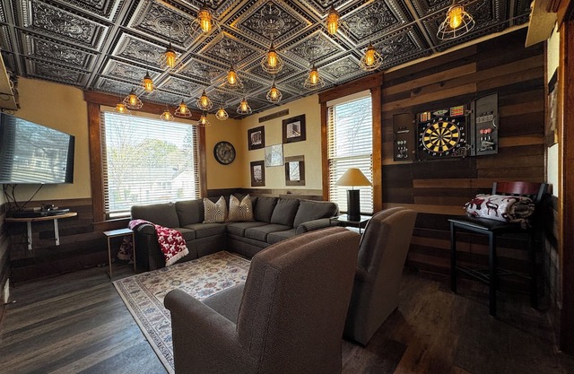 5-bedroom house, 4 blocks from downtown, next door to Dairy Grille, Charlevoix.