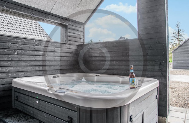 Awesome home in Glesborg with jacuzzi