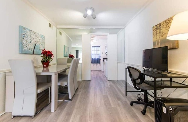 Chic 1-bedroom apartment in awesome Dallas with WiFi, AC