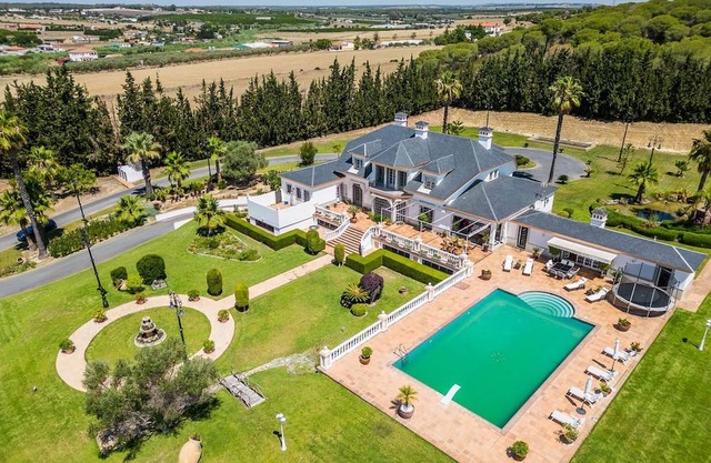 Exclusive villa in a quiet and private setting