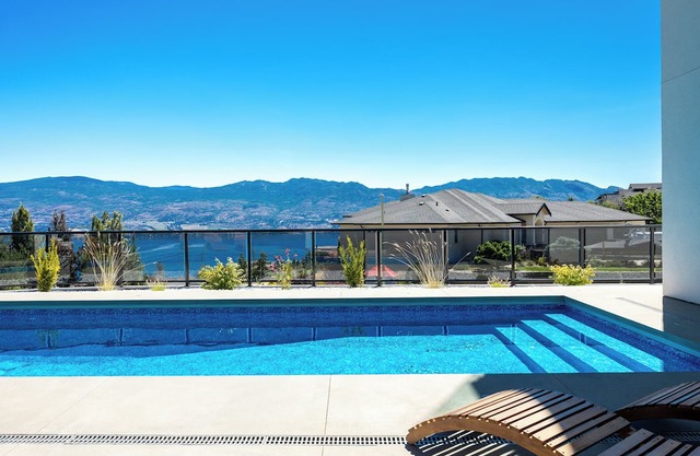 Pool/Hot-tub+ Shower Sauna & Lake views!