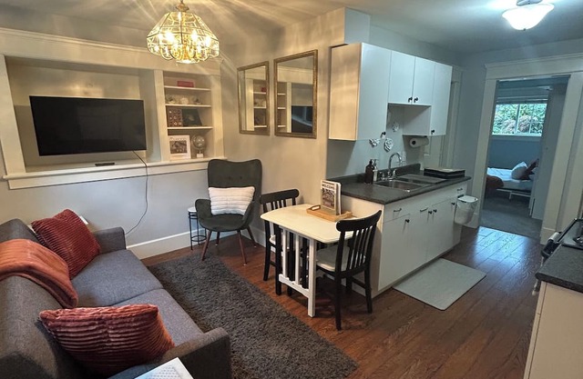 Bright Garden Suite in Colwood