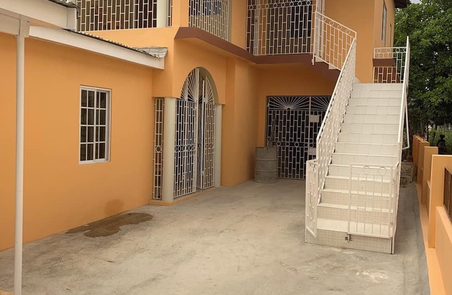 Charming 3-bedroom house with AC, WiFi in delightful Savanna La Mar