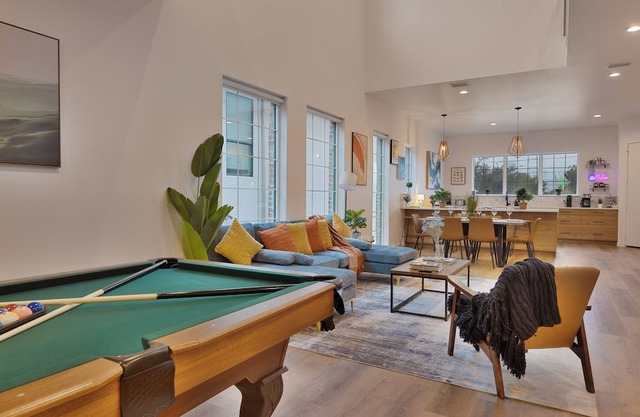 New Dallas Home | Free Parking, Fast WiFi & Pool Table! | Close to DT Dallas