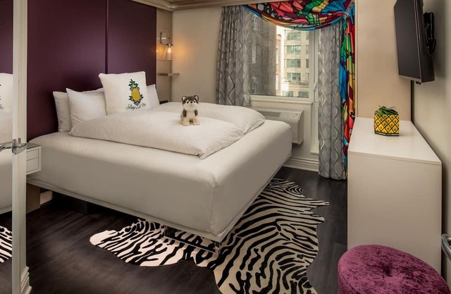 Warm NYC Escape: King Bed Comfort, Unique Artistic Vibe