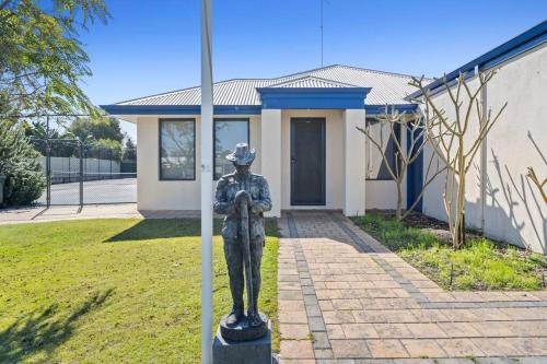 Family Beach House with Tennis Court in Dawesville