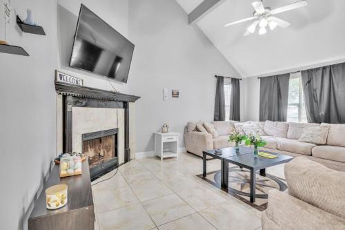 Sleek 4BR - 2BA Home with Indoor Gym home