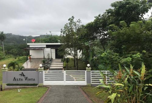 Agradable casa con piscina y vistas panorámicas.
