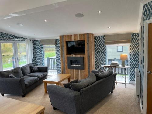 Luxury Lakeside Lodge 2