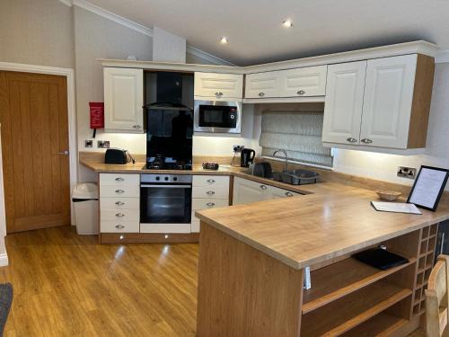 Luxury Lakeside Lodge 7