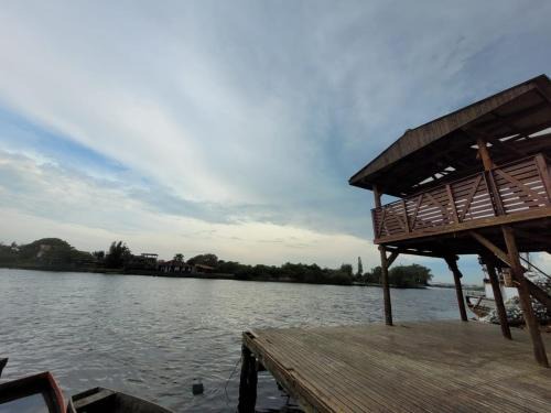 Casa as margens do manpituba.