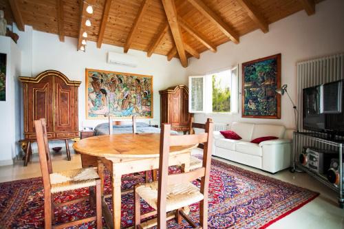 Suite con letto matrimoniale, angolo cucina, bagno privato.