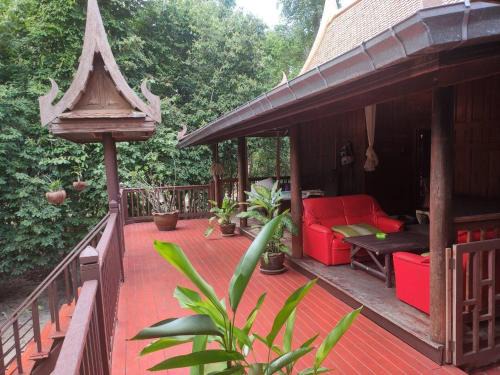 Casa in legno stile Thailandese su palafitta