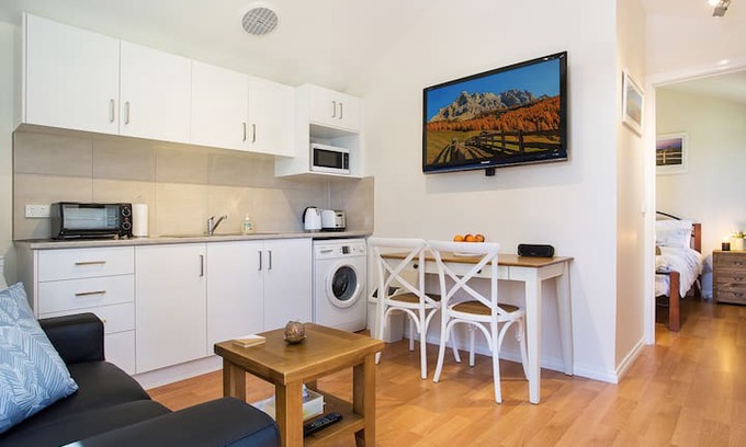 Frankston House | Cedar cottage at the heart of Frankston