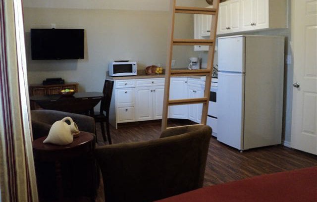 Lumsden House | Hillside Studio Barn Suite # 2