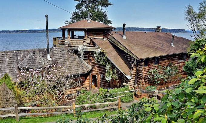 Langley House | Log Castle - on the beach