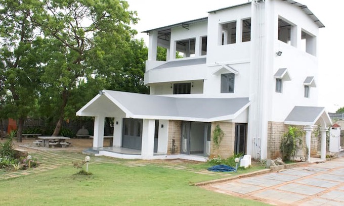Covelong Beach Villa | 5 elements Themed house by Nahar gardens on ECR