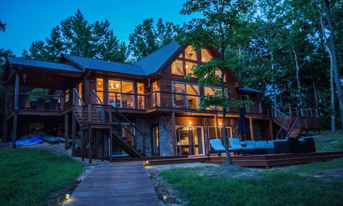 Mount Holly House | Stunning Lake House Retreat on the Potomac River