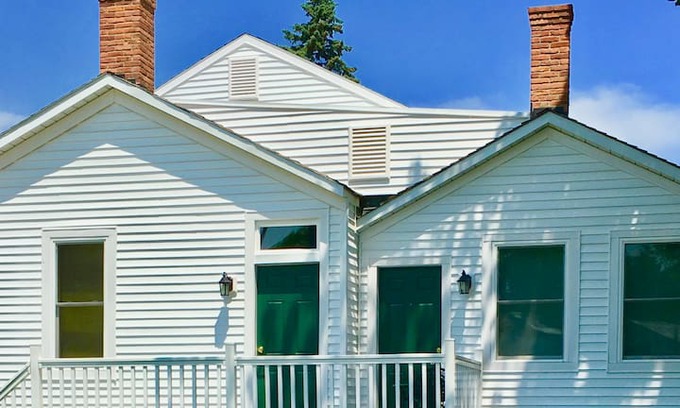 Shullsburg Apartment | Lead Region Lodging Suite