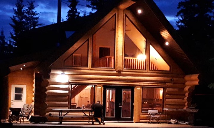 Sheridan Lake Cabin | Luxury Lakefront Log Home on Sheridan Lake B.C.