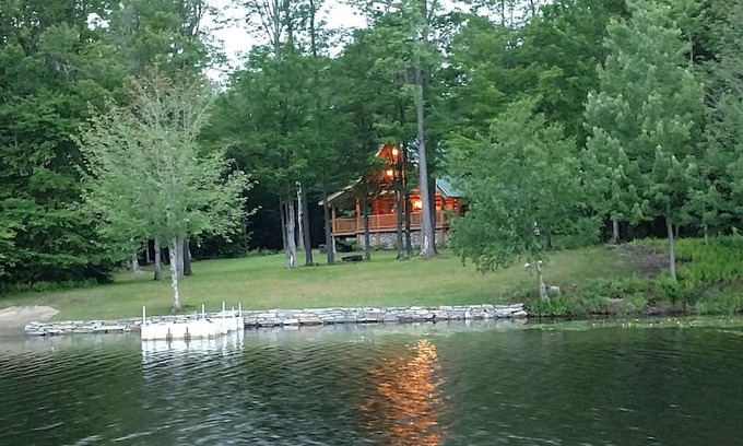 Whitingham Cabin | Lake front log cabin close to Mount snow