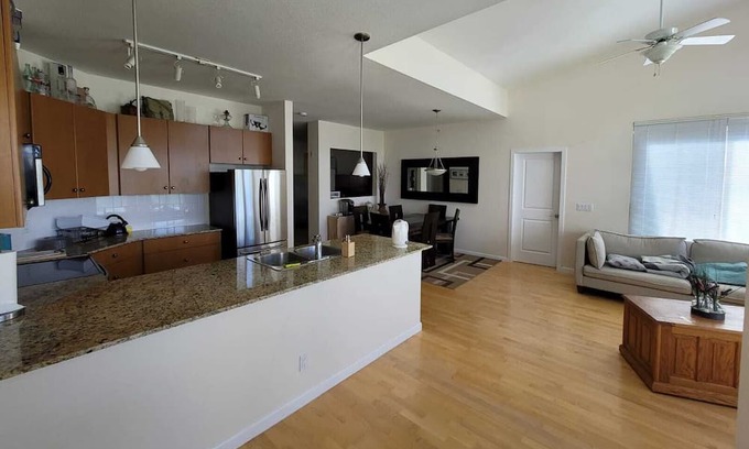 Guildford Condo | Peaceful Centralized TopFloor Condo in Surrey Guilford