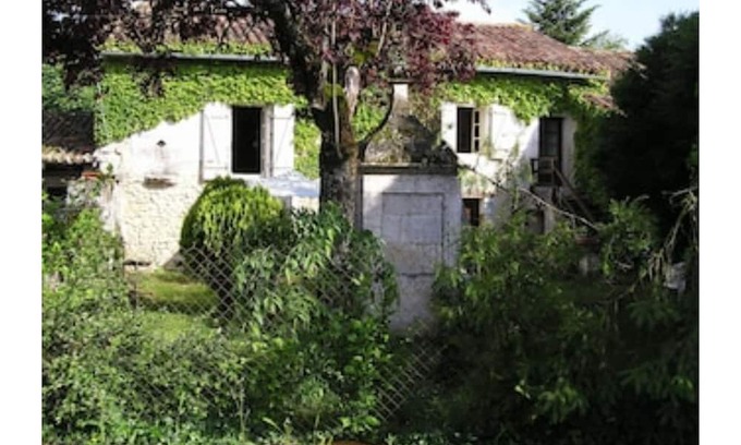 Champagne-et-Fontaine House | Rejuvenating stay, quiet, in a cottage with rustic charm