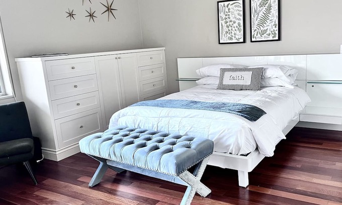 West Vancouver Apartment | Ocean View Luxury Suit Room With Patio