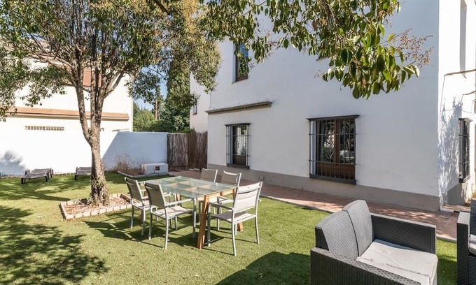 Cervantes Apartment | Apartment in a restored mansion in Granada.
