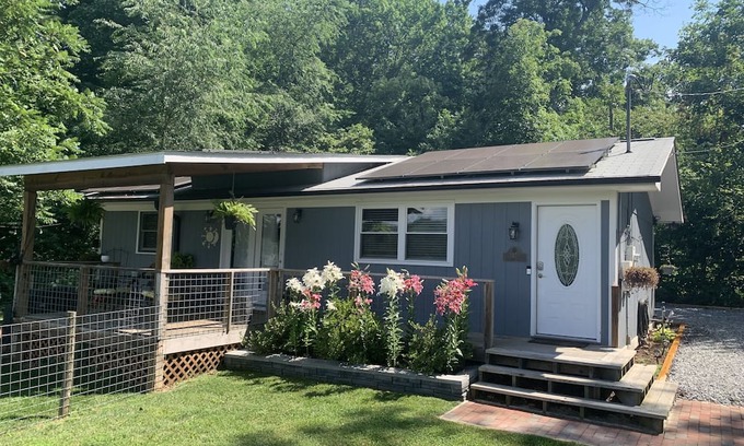 Asheville House | Private 2 BR Home w/ Yard & Hot tub. 10 min to Downtown!