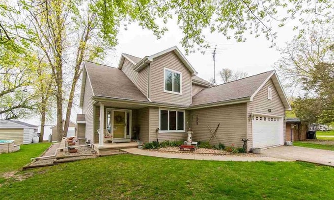 Winneconne House | Beautiful Lakefront Home ~ Outstanding Sunsets ~ Includes Hot Tub!
