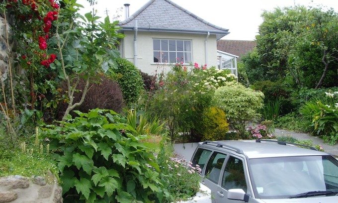 Mousehole Cottage | Attractive Comfortable Cottage Sleeps 4 Paking Garden Wifi Pet friendly