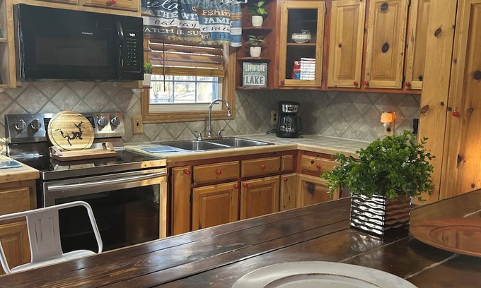 Pottsboro House | Charming 2-bedroom house with WiFi and AC with private drive and insulated shop.