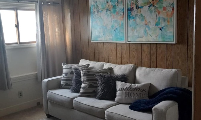 Waukegan Apartment | Enjoyable 1-bedroom apartment in Historical Waukegan. IL with Wi-Fi.