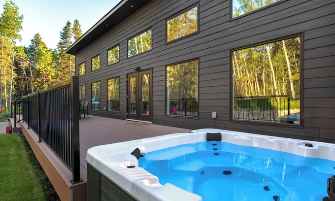 Wasagaming Cabin | Luxury Clear Lake Cabin at Elkhorn Residence
