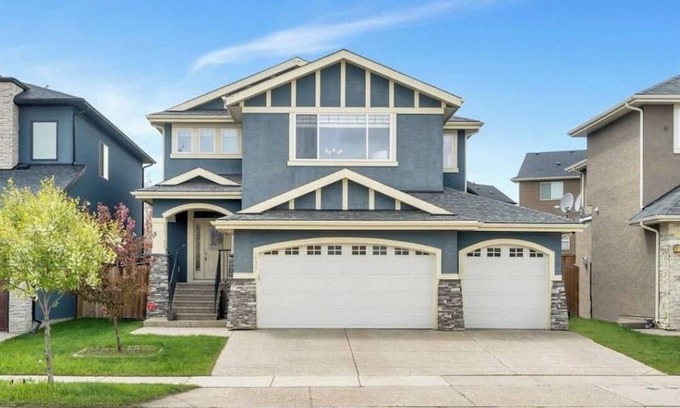 Chestermere House | Lakeside Retreat with Jacuzzi