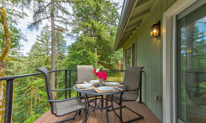 Battle Ground House | River's Edge, Cozy Guest House By The River