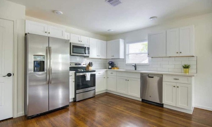 South Central Houston Apartment | Rosewood Flats Sleeps up to 36